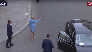 Arrivée de Brigitte Macron à lÉlysée  Passation de pouvoir Hollande  Macron [upl. by Oisorbma]